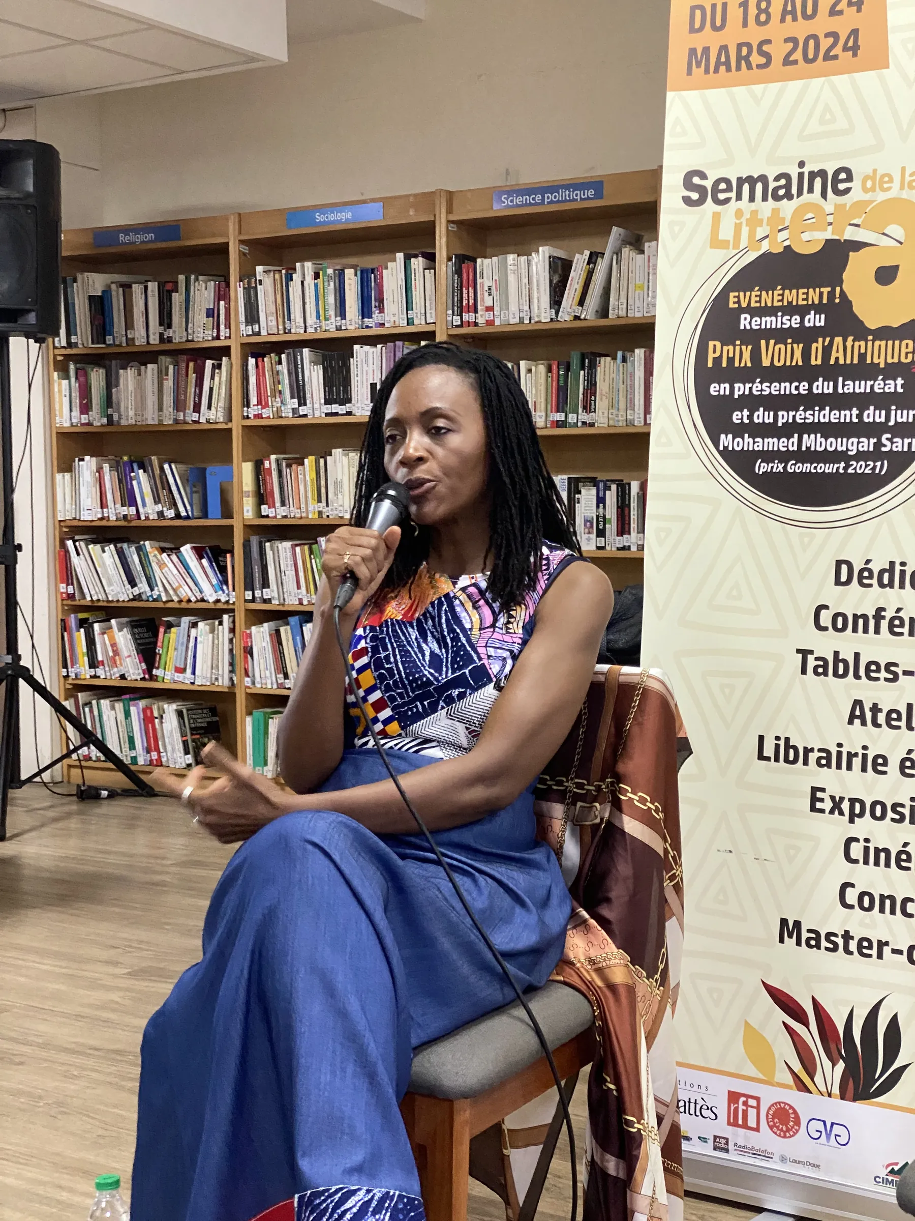 Osvalde Lewat lors d'une rencontre littéraire à l'Institut français de Douala, mars 2024